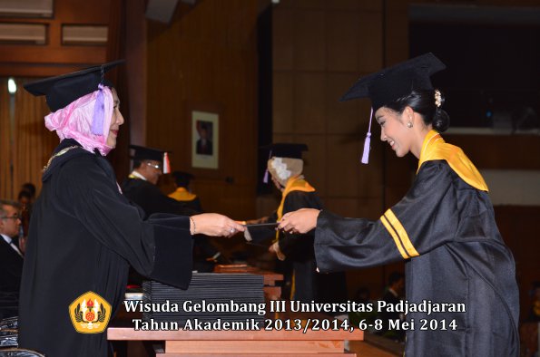 wisuda-unpad-gel-iii-ta-2013_2014-fakultas-kedokteran-gigi-oleh-dekan-ilalang-foto-019