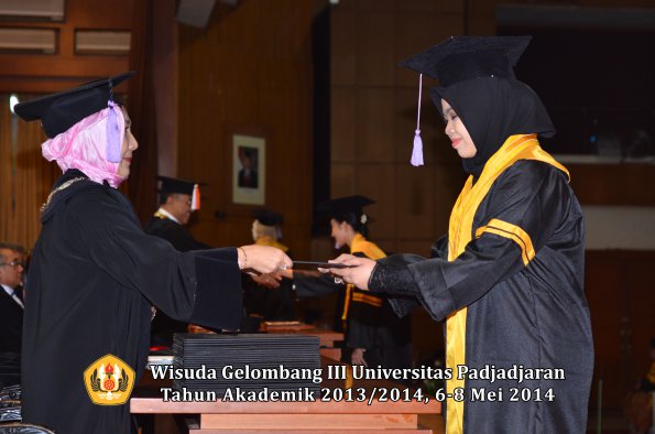 wisuda-unpad-gel-iii-ta-2013_2014-fakultas-kedokteran-gigi-oleh-dekan-ilalang-foto-020