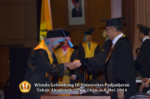 wisuda-unpad-gel-iii-ta-2013_2014-fakultas-ilmu-keperawatan-oleh-rektor-ilalang-foto-025