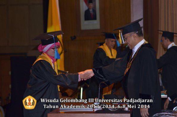 wisuda-unpad-gel-iii-ta-2013_2014-fakultas-ilmu-keperawatan-oleh-rektor-ilalang-foto-026