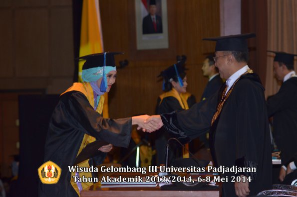 wisuda-unpad-gel-iii-ta-2013_2014-fakultas-ilmu-keperawatan-oleh-rektor-ilalang-foto-033