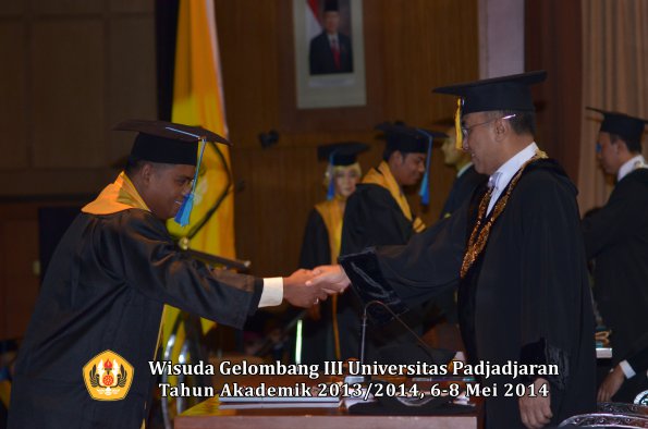 wisuda-unpad-gel-iii-ta-2013_2014-fakultas-ilmu-keperawatan-oleh-rektor-ilalang-foto-037