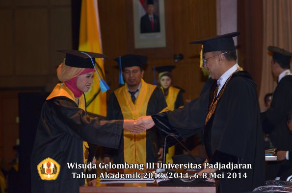 wisuda-unpad-gel-iii-ta-2013_2014-fakultas-ilmu-keperawatan-oleh-rektor-ilalang-foto-043