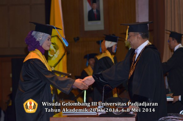 wisuda-unpad-gel-iii-ta-2013_2014-fakultas-ilmu-keperawatan-oleh-rektor-ilalang-foto-047