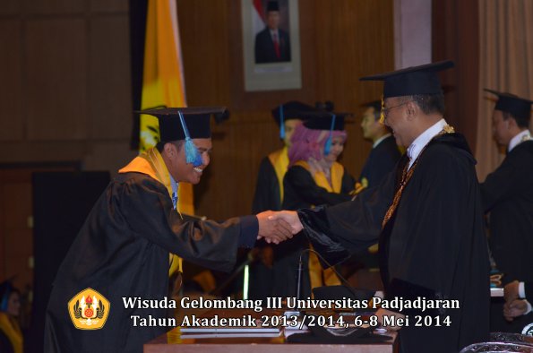 wisuda-unpad-gel-iii-ta-2013_2014-fakultas-ilmu-keperawatan-oleh-rektor-ilalang-foto-053