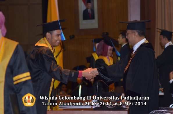 wisuda-unpad-gel-iii-ta-2013_2014-fakultas-ilmu-keperawatan-oleh-rektor-ilalang-foto-055