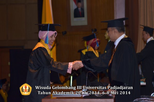 wisuda-unpad-gel-iii-ta-2013_2014-fakultas-ilmu-keperawatan-oleh-rektor-ilalang-foto-057