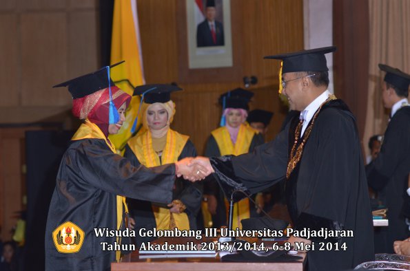 wisuda-unpad-gel-iii-ta-2013_2014-fakultas-ilmu-keperawatan-oleh-rektor-ilalang-foto-058