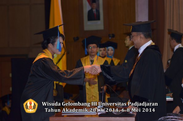 wisuda-unpad-gel-iii-ta-2013_2014-fakultas-ilmu-keperawatan-oleh-rektor-ilalang-foto-061