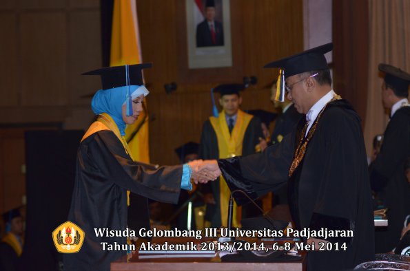 wisuda-unpad-gel-iii-ta-2013_2014-fakultas-ilmu-keperawatan-oleh-rektor-ilalang-foto-063