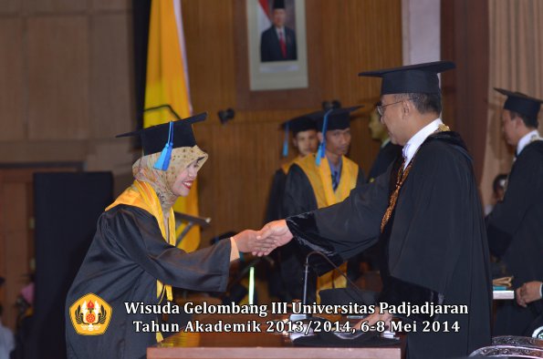 wisuda-unpad-gel-iii-ta-2013_2014-fakultas-ilmu-keperawatan-oleh-rektor-ilalang-foto-070