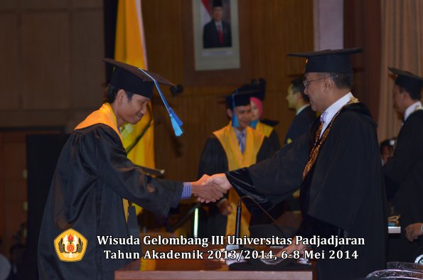 wisuda-unpad-gel-iii-ta-2013_2014-fakultas-ilmu-keperawatan-oleh-rektor-ilalang-foto-071