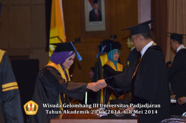 wisuda-unpad-gel-iii-ta-2013_2014-fakultas-ilmu-keperawatan-oleh-rektor-ilalang-foto-074