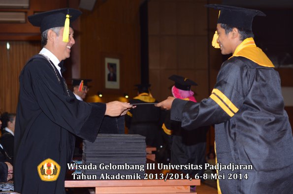 wisuda-unpad-gel-iii-ta-2013_2014-fakultas-ekonomi-dan-bisnis-oleh-dekan-ilalang-foto-003