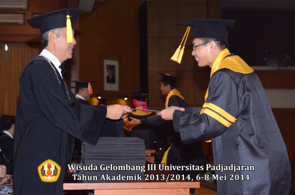 wisuda-unpad-gel-iii-ta-2013_2014-fakultas-ekonomi-dan-bisnis-oleh-dekan-ilalang-foto-004