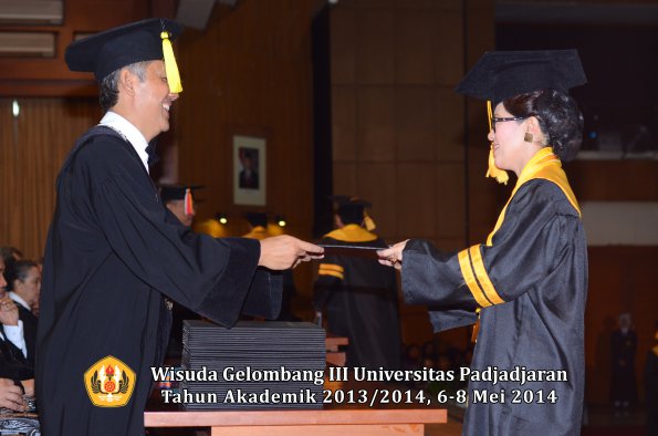 wisuda-unpad-gel-iii-ta-2013_2014-fakultas-ekonomi-dan-bisnis-oleh-dekan-ilalang-foto-009