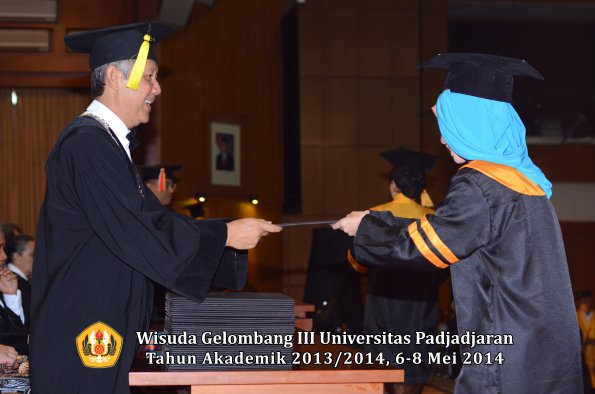 wisuda-unpad-gel-iii-ta-2013_2014-fakultas-ekonomi-dan-bisnis-oleh-dekan-ilalang-foto-010