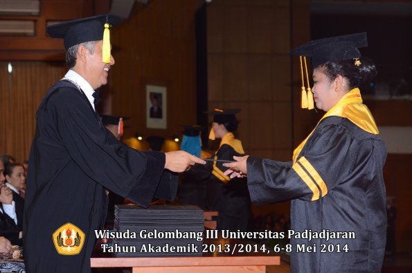 wisuda-unpad-gel-iii-ta-2013_2014-fakultas-ekonomi-dan-bisnis-oleh-dekan-ilalang-foto-012