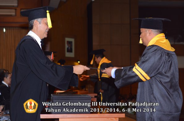 wisuda-unpad-gel-iii-ta-2013_2014-fakultas-ekonomi-dan-bisnis-oleh-dekan-ilalang-foto-017