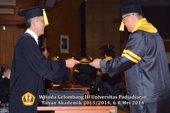 wisuda-unpad-gel-iii-ta-2013_2014-fakultas-ekonomi-dan-bisnis-oleh-dekan-ilalang-foto-019