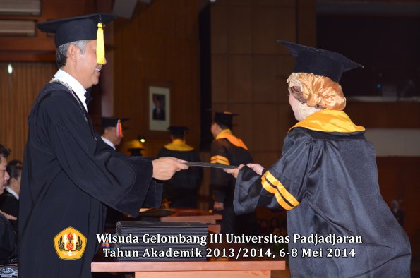 wisuda-unpad-gel-iii-ta-2013_2014-fakultas-ekonomi-dan-bisnis-oleh-dekan-ilalang-foto-021