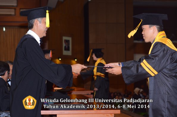 wisuda-unpad-gel-iii-ta-2013_2014-fakultas-ekonomi-dan-bisnis-oleh-dekan-ilalang-foto-039