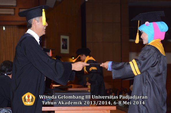 wisuda-unpad-gel-iii-ta-2013_2014-fakultas-ekonomi-dan-bisnis-oleh-dekan-ilalang-foto-066