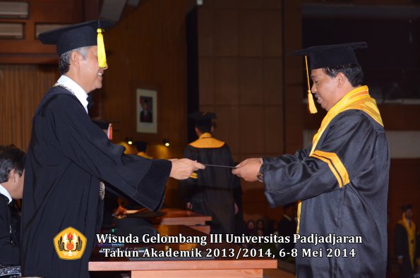 wisuda-unpad-gel-iii-ta-2013_2014-fakultas-ekonomi-dan-bisnis-oleh-dekan-ilalang-foto-088