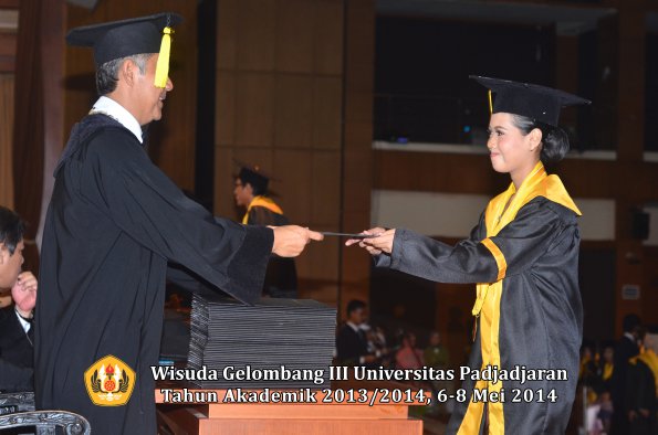 wisuda-unpad-gel-iii-ta-2013_2014-fakultas-ekonomi-dan-bisnis-oleh-dekan-ilalang-foto-094