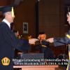 wisuda-unpad-gel-iii-ta-2013_2014-fakultas-ekonomi-dan-bisnis-oleh-dekan-ilalang-foto-148