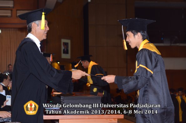 wisuda-unpad-gel-iii-ta-2013_2014-fakultas-ekonomi-dan-bisnis-oleh-dekan-ilalang-foto-197