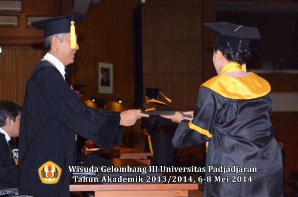 wisuda-unpad-gel-iii-ta-2013_2014-fakultas-ekonomi-dan-bisnis-oleh-dekan-ilalang-foto-211