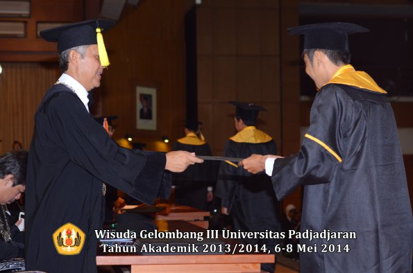 wisuda-unpad-gel-iii-ta-2013_2014-fakultas-ekonomi-dan-bisnis-oleh-dekan-ilalang-foto-217