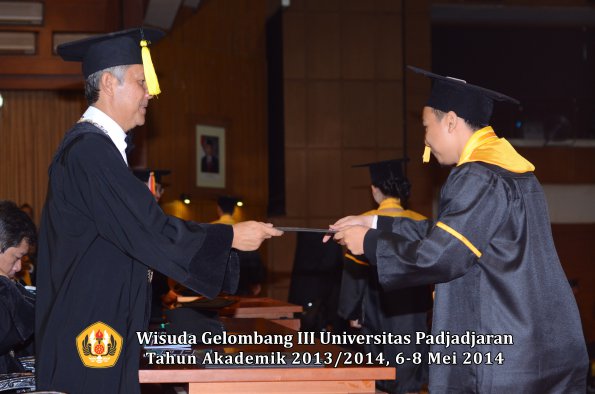 wisuda-unpad-gel-iii-ta-2013_2014-fakultas-ekonomi-dan-bisnis-oleh-dekan-ilalang-foto-221