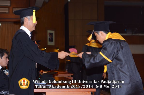 wisuda-unpad-gel-iii-ta-2013_2014-fakultas-ekonomi-dan-bisnis-oleh-dekan-ilalang-foto-224