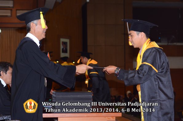 wisuda-unpad-gel-iii-ta-2013_2014-fakultas-ekonomi-dan-bisnis-oleh-dekan-ilalang-foto-234