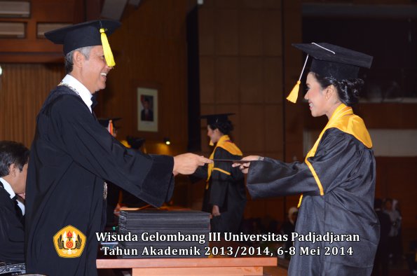 wisuda-unpad-gel-iii-ta-2013_2014-fakultas-ekonomi-dan-bisnis-oleh-dekan-ilalang-foto-236