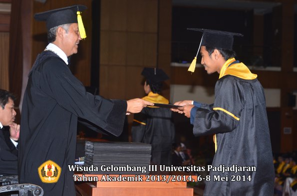 wisuda-unpad-gel-iii-ta-2013_2014-fakultas-ekonomi-dan-bisnis-oleh-dekan-ilalang-foto-237