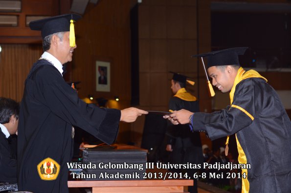 wisuda-unpad-gel-iii-ta-2013_2014-fakultas-ekonomi-dan-bisnis-oleh-dekan-ilalang-foto-239