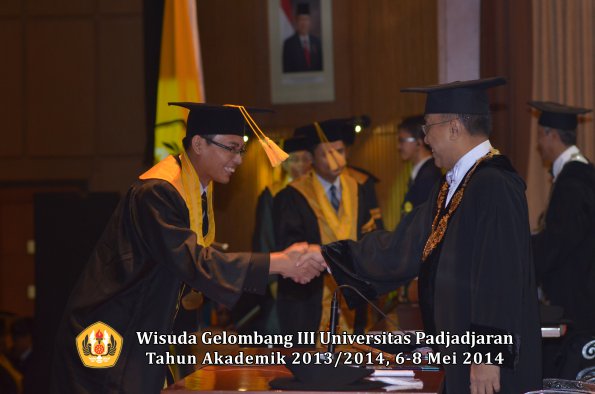 wisuda-unpad-gel-iii-ta-2013_2014-fakultas-ekonomi-bisnis-oleh-rektor-ilalang-foto-004