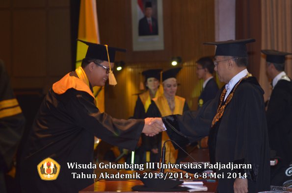 wisuda-unpad-gel-iii-ta-2013_2014-fakultas-ekonomi-bisnis-oleh-rektor-ilalang-foto-020