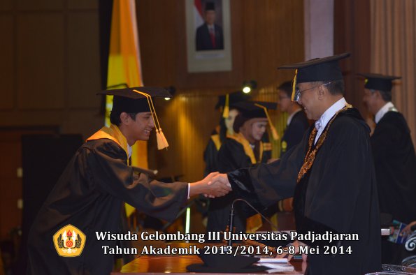 wisuda-unpad-gel-iii-ta-2013_2014-fakultas-ekonomi-bisnis-oleh-rektor-ilalang-foto-028