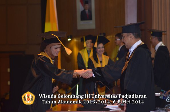 wisuda-unpad-gel-iii-ta-2013_2014-fakultas-ekonomi-bisnis-oleh-rektor-ilalang-foto-029