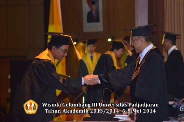 wisuda-unpad-gel-iii-ta-2013_2014-fakultas-ekonomi-bisnis-oleh-rektor-ilalang-foto-033