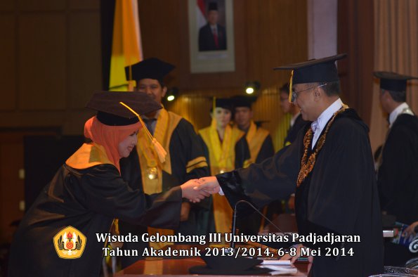 wisuda-unpad-gel-iii-ta-2013_2014-fakultas-ekonomi-bisnis-oleh-rektor-ilalang-foto-036
