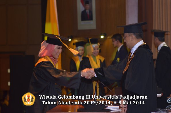 wisuda-unpad-gel-iii-ta-2013_2014-fakultas-ekonomi-bisnis-oleh-rektor-ilalang-foto-040
