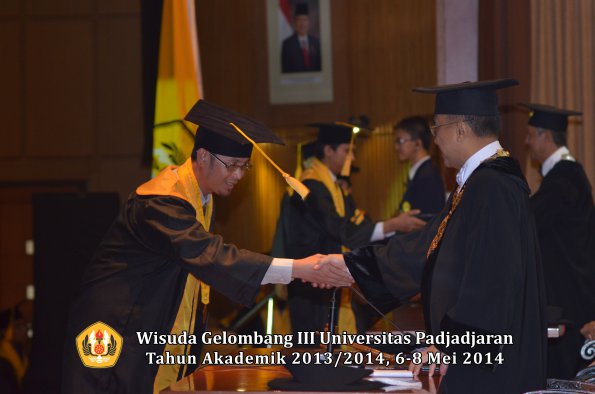 wisuda-unpad-gel-iii-ta-2013_2014-fakultas-ekonomi-bisnis-oleh-rektor-ilalang-foto-046