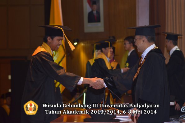 wisuda-unpad-gel-iii-ta-2013_2014-fakultas-ekonomi-bisnis-oleh-rektor-ilalang-foto-047