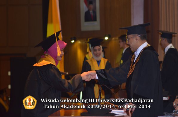 wisuda-unpad-gel-iii-ta-2013_2014-fakultas-ekonomi-bisnis-oleh-rektor-ilalang-foto-050