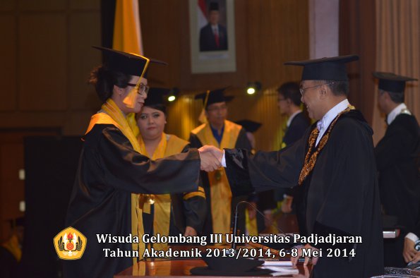 wisuda-unpad-gel-iii-ta-2013_2014-fakultas-ekonomi-bisnis-oleh-rektor-ilalang-foto-053
